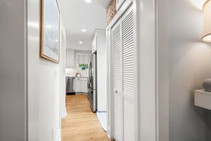 Interior - Shore Cottage - Coastal gem, a traveler favorite! Outdoor patio, central AC. (Gloucester)