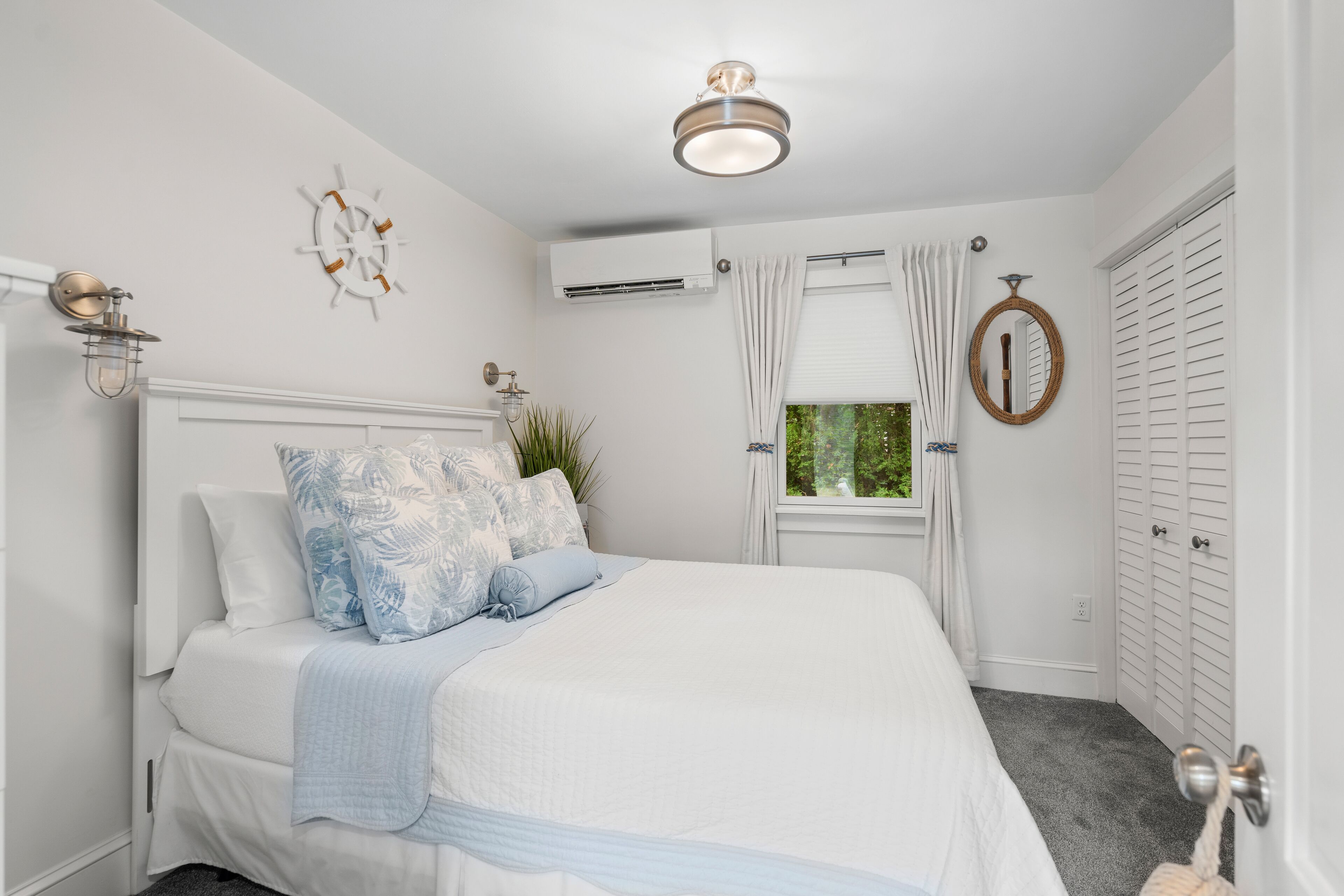 1 chambre, fer et planche à repasser, lit de bébé portatif