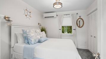 1 chambre, fer et planche à repasser, lit de bébé portatif