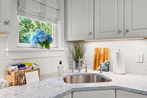 Interior - Shore Cottage - Coastal gem, a traveler favorite! Outdoor patio, central AC. (Gloucester)