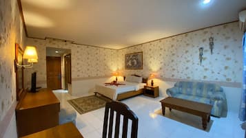 1 bedroom, bed sheets