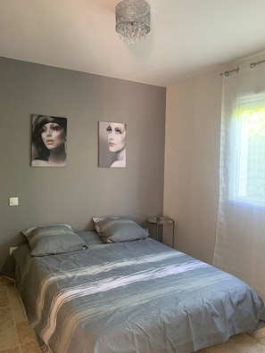 3 bedrooms, iron/ironing board, travel cot