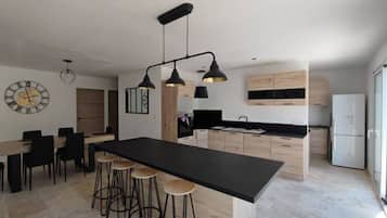 Réfrigérateur, micro-ondes, four, plaque de cuisson