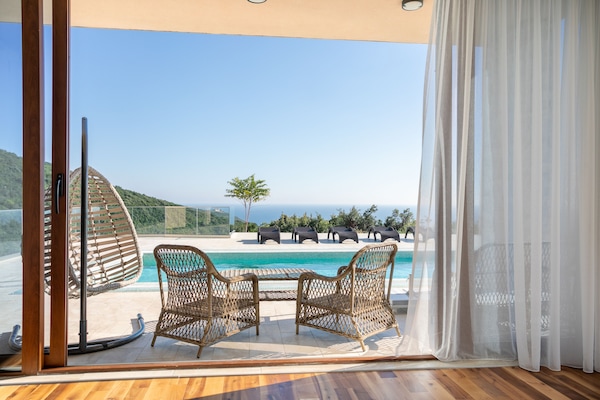 Cape View Villa | 4 bedrooms, hypo-allergenic bedding, down comforters