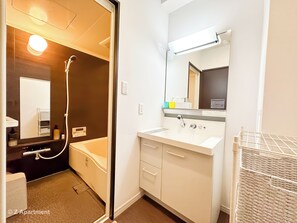 Hair dryer, towels, soap, shampoo - Near Tsutenkaku, Toy Street, Spacious,Elevator,Wi-Fi,Self check-in, Easy Transit (Osaka)