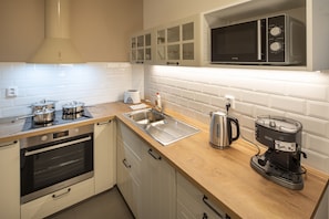 Departamento Deluxe | Cocina privada | Refrigerador con congelador, microondas, horno y parrilla de estufa