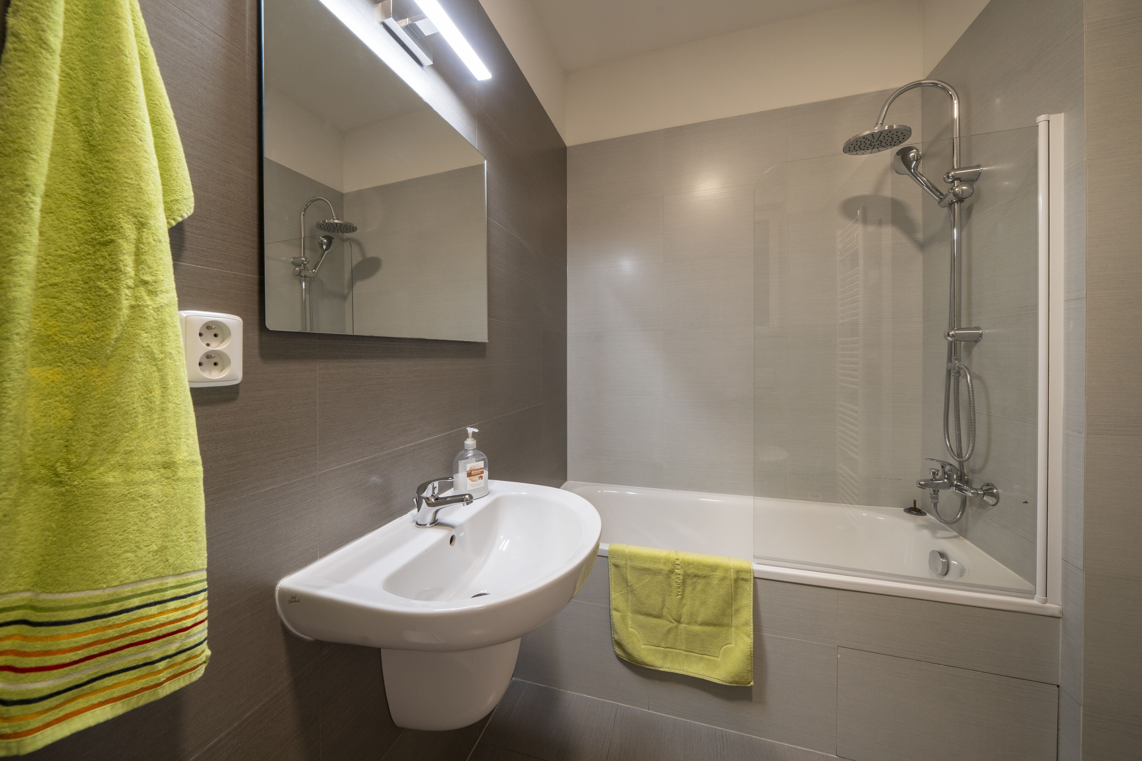 Deluxe Apartment | Bathroom | Towels