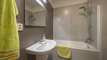 Deluxe Apartment | Bathroom | Towels