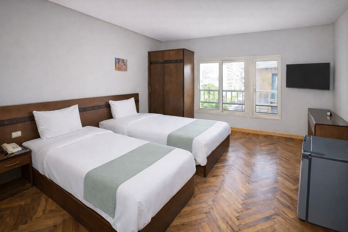Kamar Double atau Twin Kota | Seprai katun Mesir, seprai premium, dan minibar