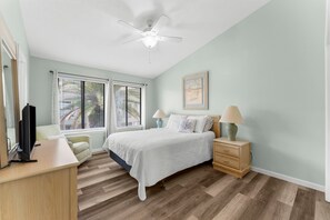 2 bedrooms, free WiFi, bed sheets - Go With The Flow! 11- Pools, Put-Put & Pickel Ball (Panama City Beach)