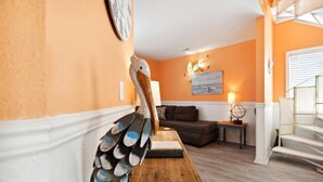 Ein Wohnzimmer mit einem Couchtisch aus Holz, einer Couch und einer Lampe.