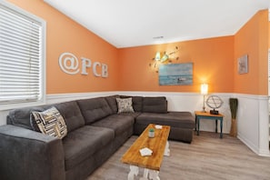 Smart TV - The Beach & The Bum! 2-Min Walk to Sandy Beach! (Panama City Beach)