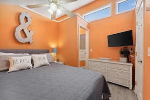 1 bedroom, free WiFi, bed sheets - The Beach & The Bum! 2-Min Walk to Sandy Beach! (Panama City Beach)