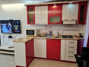 Kühlschrank, Mikrowelle, Herdplatte, Wasserkocher