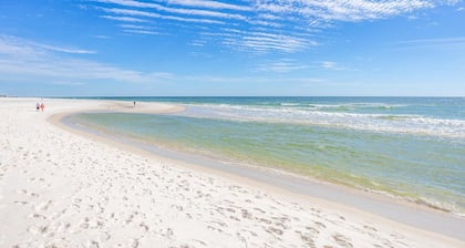 Coastal Living Perfected: Banana Bay's Intracoastal Retreat with Sandy Shores