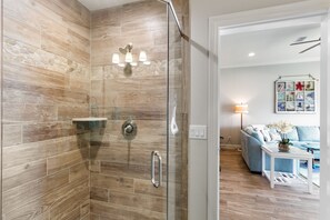 Combined shower/tub, towels