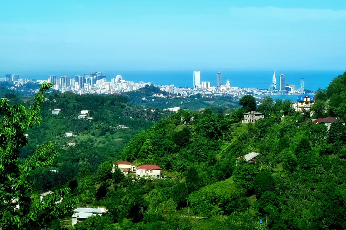 Un paisaje urbano con una mezcla de edificios modernos y zonas verdes.