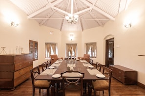 Khu vực ăn uống tại phòng