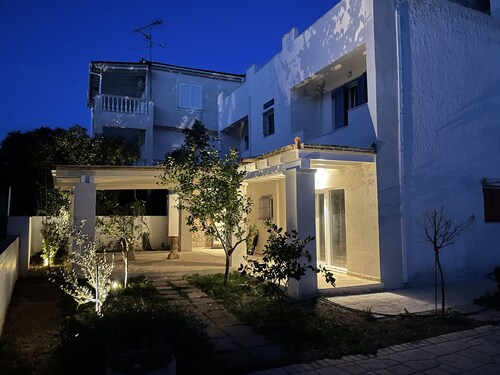 Ruhige Gartenwohnung mit XXL Terrasse - fußläufig zum Ort und türkisblauem Meer
