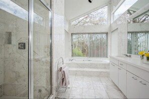 Dusche, Haartrockner, Handtücher