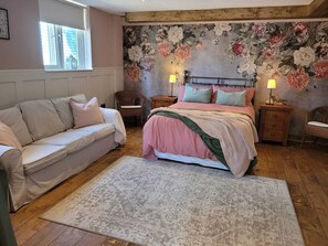 3 slaapkamers, een strijkplank/strijkijzer, gratis wifi, beddengoed