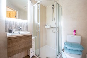 Haartrockner, Handtücher, Seife, Toilettenpapier