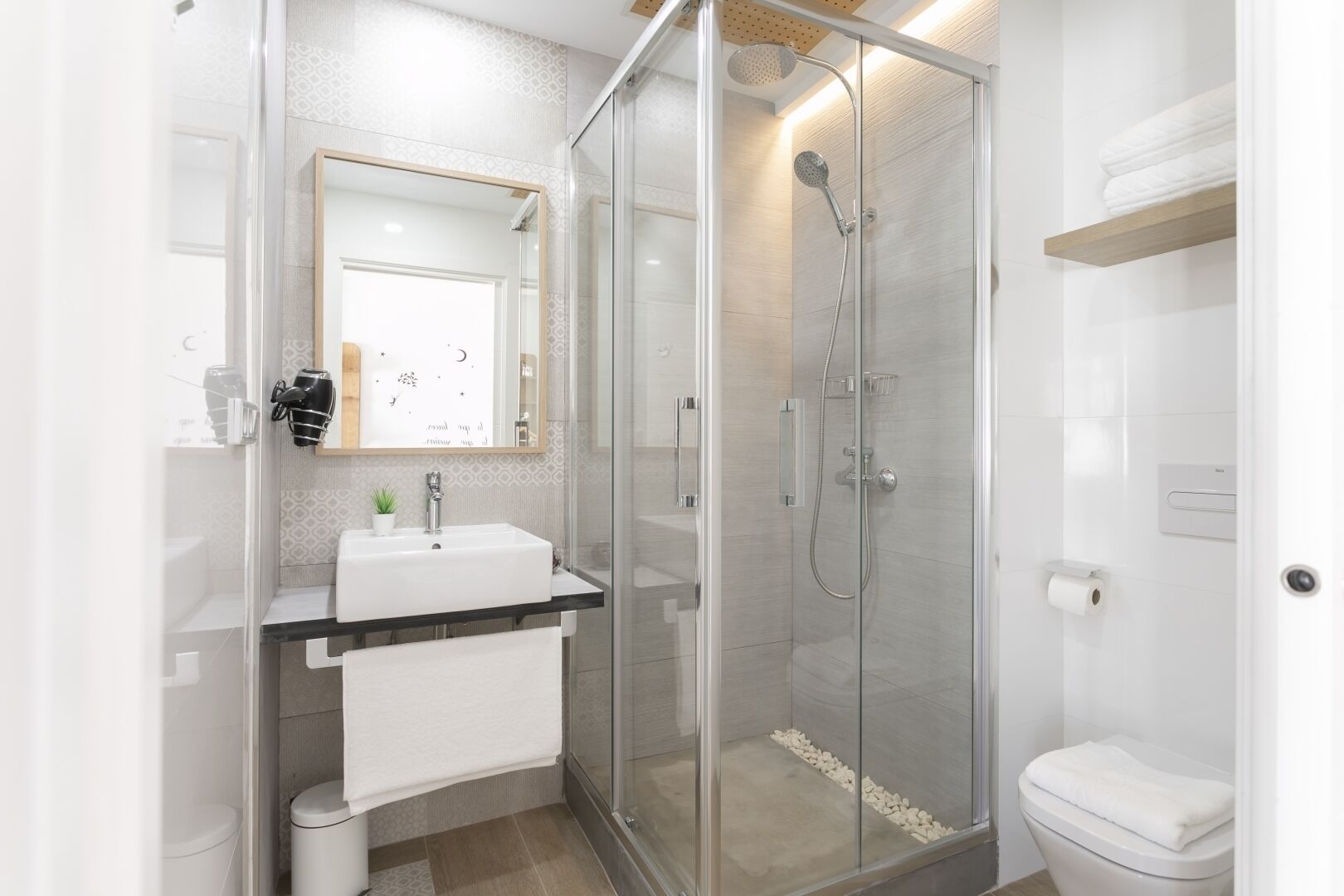 Basic Loft | Bathroom | Hair dryer, towels, toilet paper