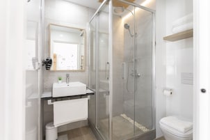 Basic Loft | Bathroom | Hair dryer, towels, toilet paper