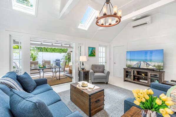 TV - PEARL COTTAGE ~ 3 Bedroom, 3.5 Bathroom Home with Pool! (Key West)