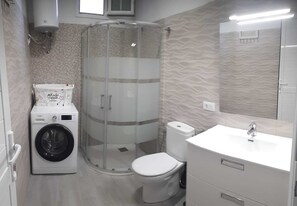 Douche, sĂšche-cheveux, serviettes fournies, savon