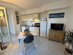 Fridge, oven, stovetop, electric kettle - 2P Full center JUAN LES PINS Near sea, parking (Antibes)