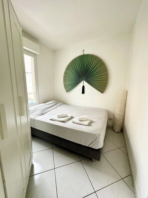 2 bedrooms, iron/ironing board, WiFi, bed sheets - 2P Full center JUAN LES PINS Near sea, parking (Antibes)