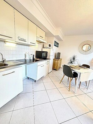 Fridge, microwave, oven, coffee/tea maker