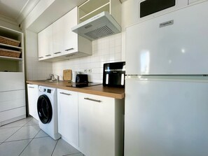 Wasserkocher mit Kaffee-/Teezubehör, Kühlschrank, Mikrowelle, Ofen