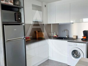 Geladeira, micro-ondas, cooktop, cafeteira/chaleira