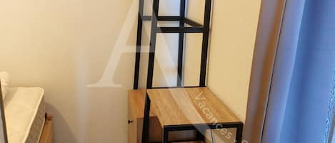 1 slaapkamer, een strijkplank/strijkijzer