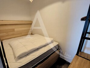1 quarto, ferros/tábuas de passar roupa