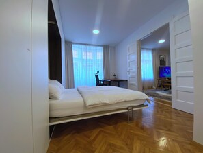 2 chambres, bureau, fer et planche à repasser, lit parapluie
