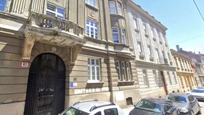 A historic building with a large black gate, multiple windows, and a balcony with railings. - Zagreb Center 2BR + 2.5BA - 104m² Loft by Cathedral (Zagreb)
