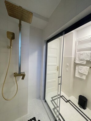 Shower, jetted bath, eco-friendly toiletries, hair dryer