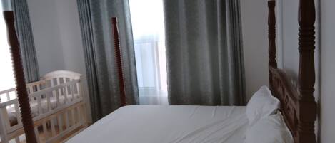 2 habitaciones, tabla de planchar con plancha, wifi y ropa de cama