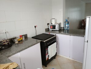 Køleskab, mikrobølgeovn, elkedel, k økkentøj/tallerkener/redskaber