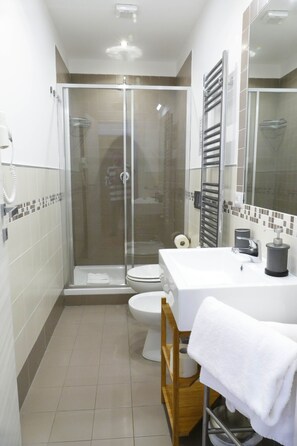 Dobbeltværelse - eget badeværelse | Badeværelse | Bruser, brusehoved med spredningseffekt, hårtørrer, bidet