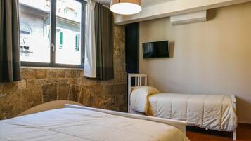 Triple Room, Ensuite | Desk, free WiFi, bed sheets