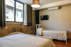 Chambre Triple, salle de bains attenante