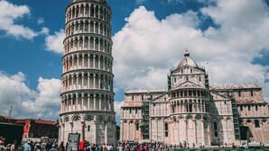 The Leaning Tower of Pisa and the Pisa Cathedral with tourists in the foreground. - Gialel Pisa Guest House (Pisa)