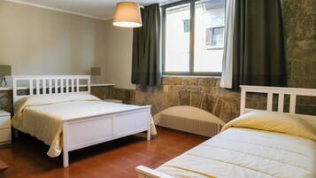 Dreibettzimmer, mit Bad | Schreibtisch, kostenloses WLAN, Bettwäsche