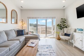 Smart TV - Water Views: Balcony, Pool & Easy Parking (Lewes)