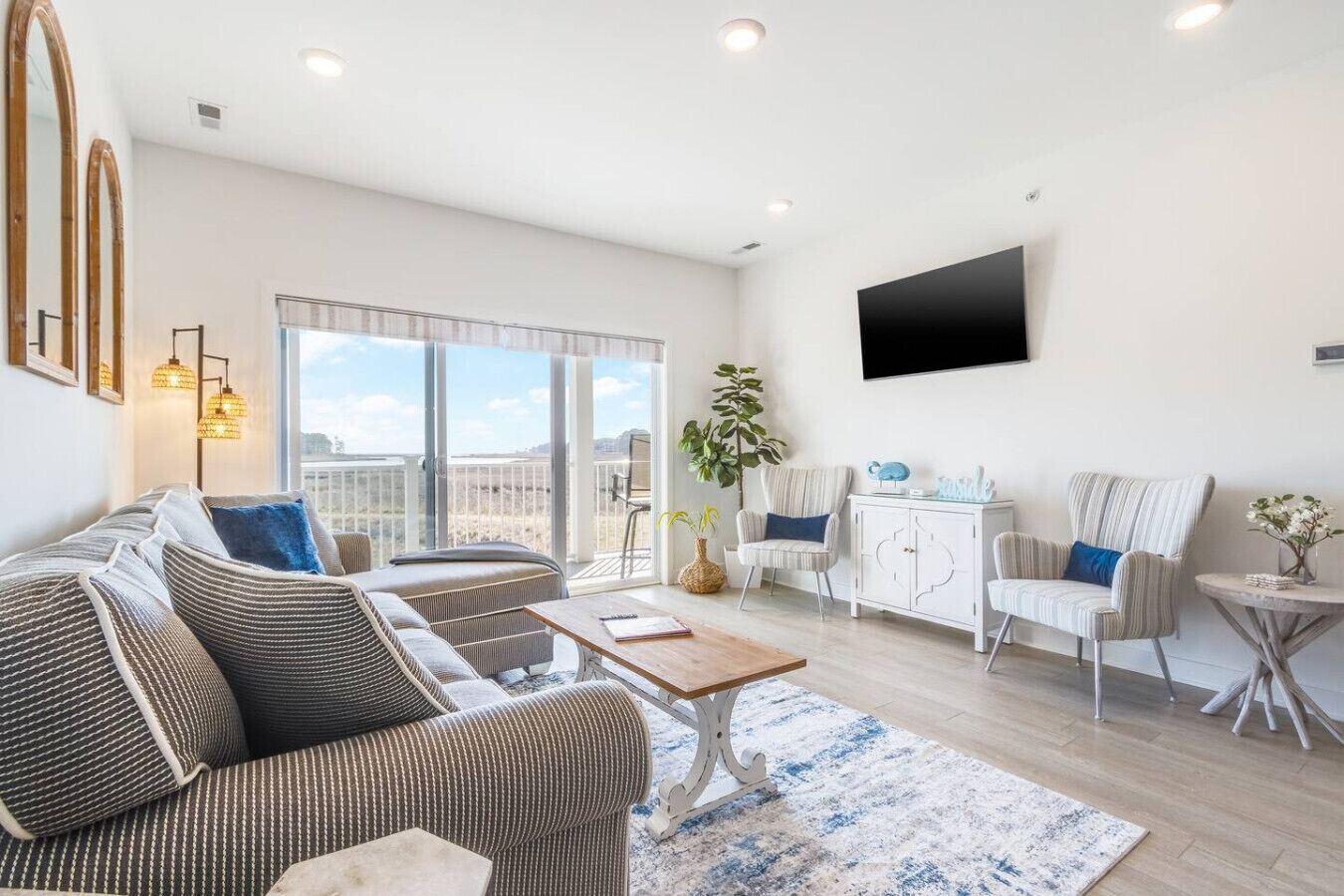 Una Smart TV, un reproductor estéreo, una impresora