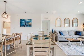 Smart TV - Water Views: Balcony, Pool & Easy Parking (Lewes)